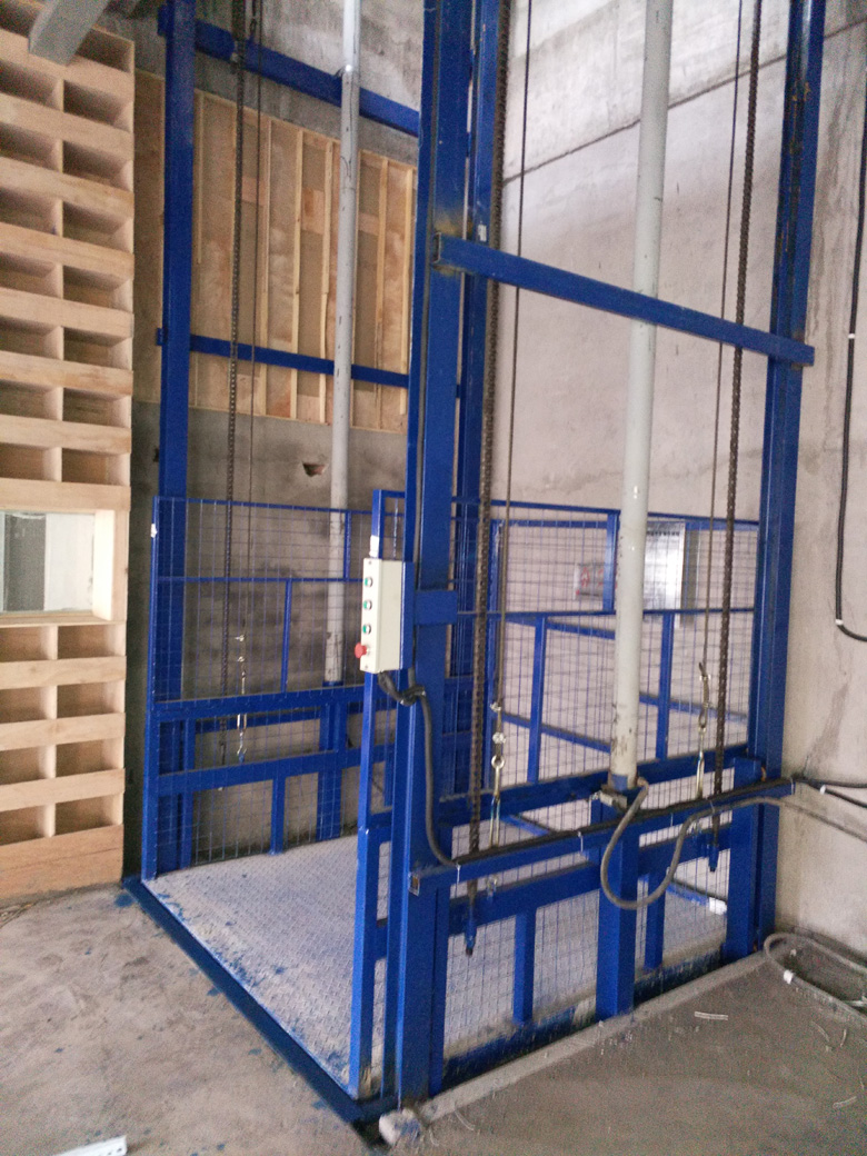 重慶南川商貿(mào)城導(dǎo)軌式升降平臺(tái)