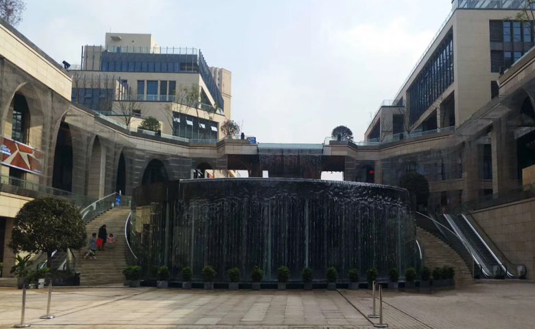 重慶N37月光之城定做的升降舞臺(tái)施工中