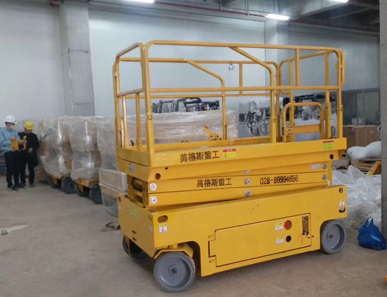 四川燦光光電定做的6臺(tái)全自行高空作業(yè)平臺(tái)交付使用