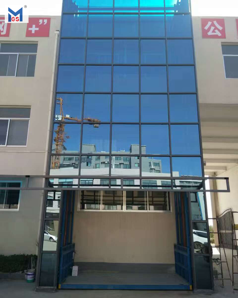 成都蜀西制藥有限公司在我訂購(gòu)一臺(tái)載重2噸升高5米室外彩鋼瓦護(hù)欄升降平臺(tái)